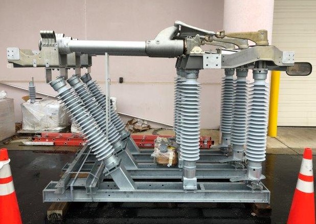 138 KV 3-Phase Vertical Break Switch 